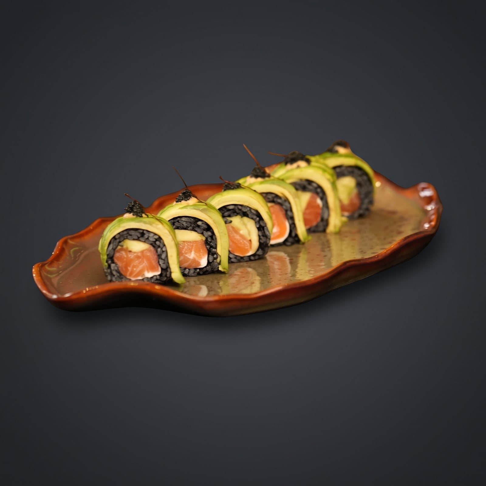 Sora Japanese Dining Bursa — Black Tokyo maki roll, avokado ve somon