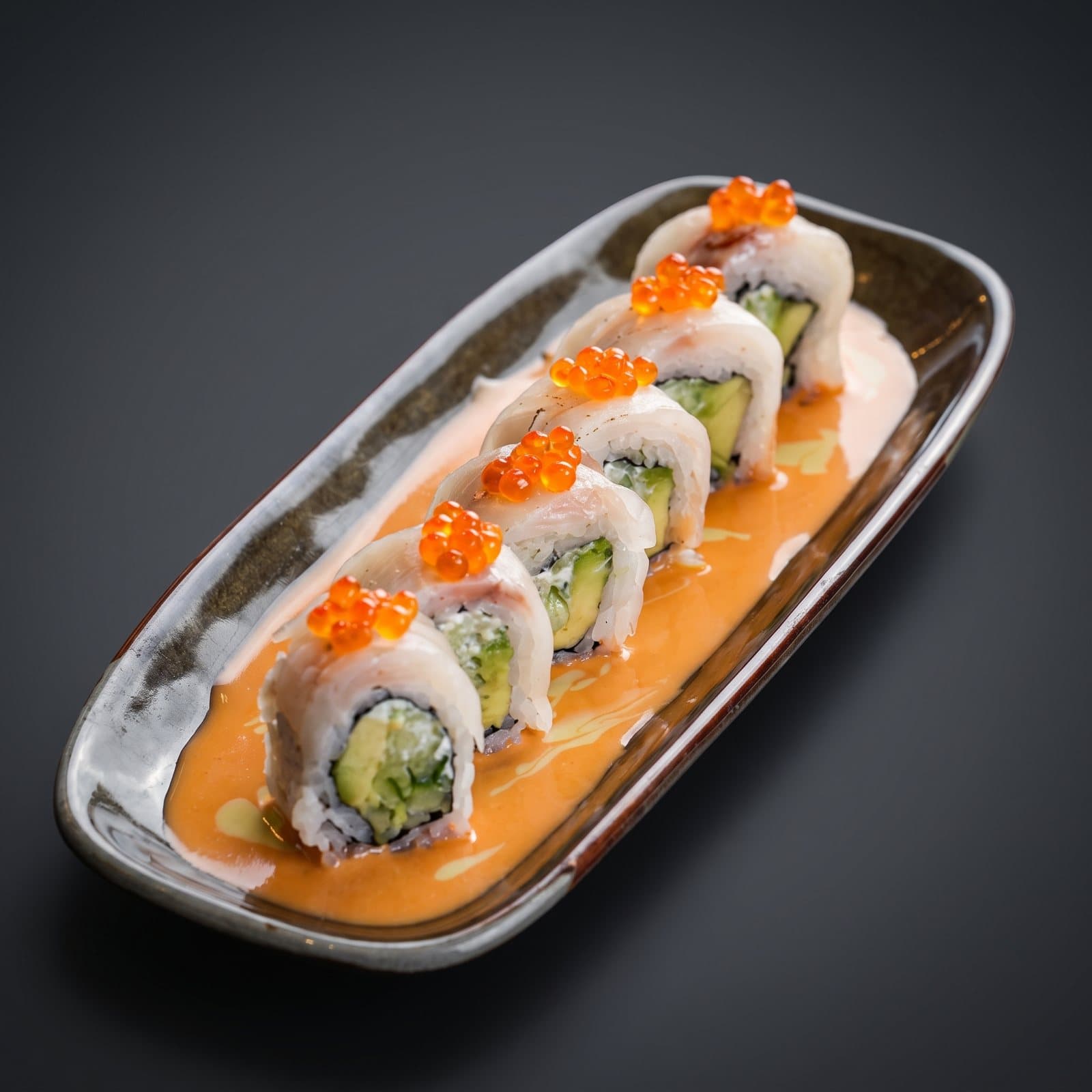 Sora Japanese Dining Bursa — Green Dragon roll, avokado ve somon havyarı