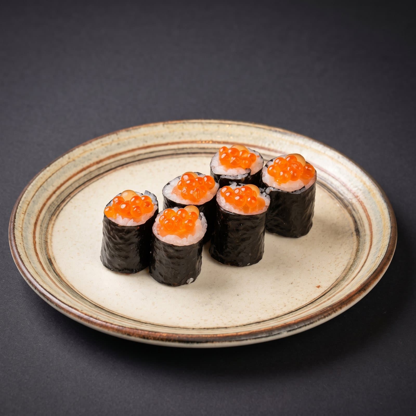 Sora Japanese Dining Bursa — Somon maki, somon havyarı ile