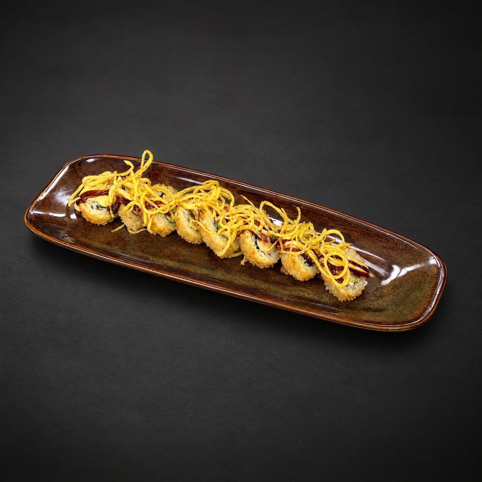 Sora Japanese Dining Bursa — Sora Flame Salmon, çıtır patates ve unagi soslu pişmiş roll