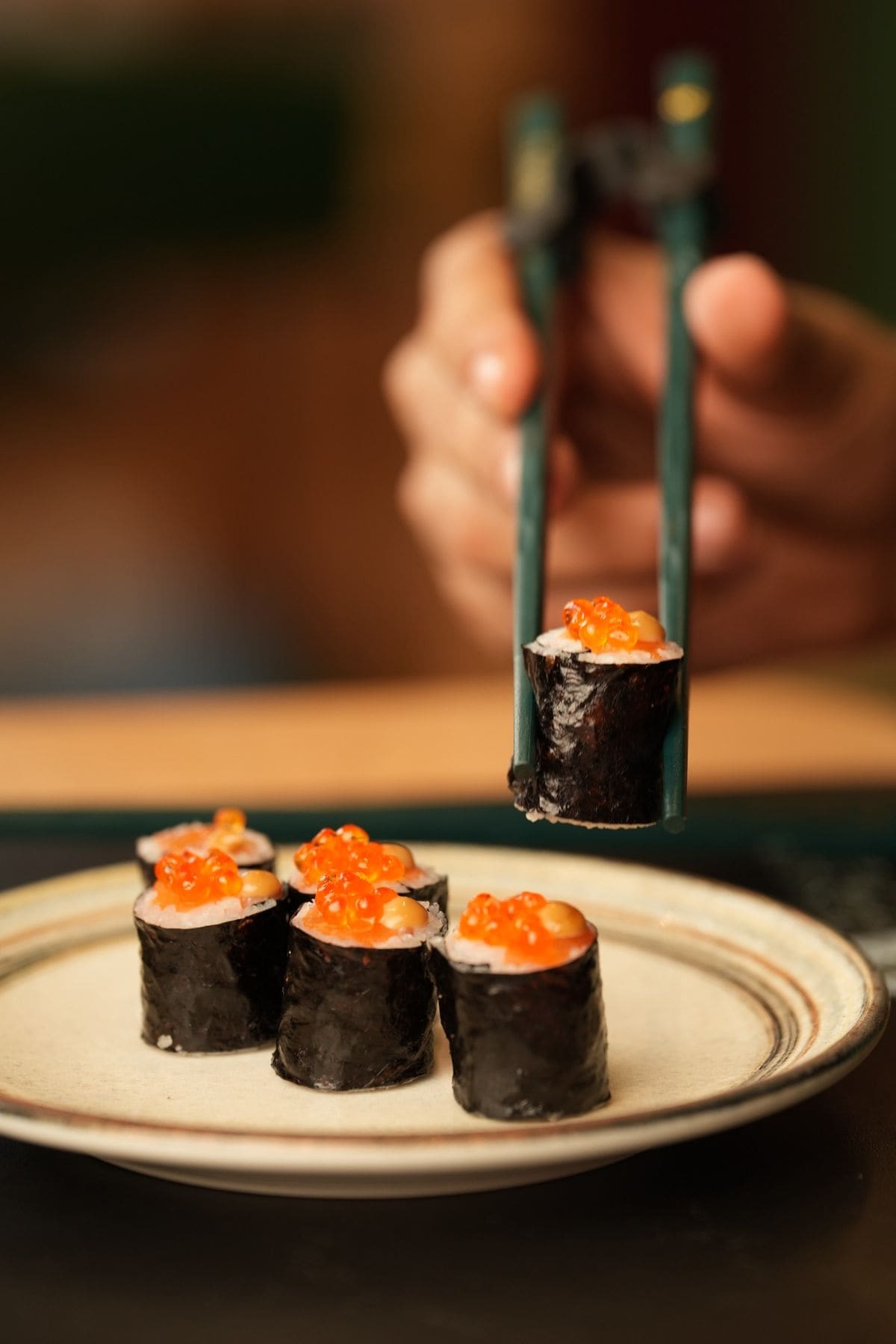 Çubukla tutulan maki — Sora Japanese Dining Bursa