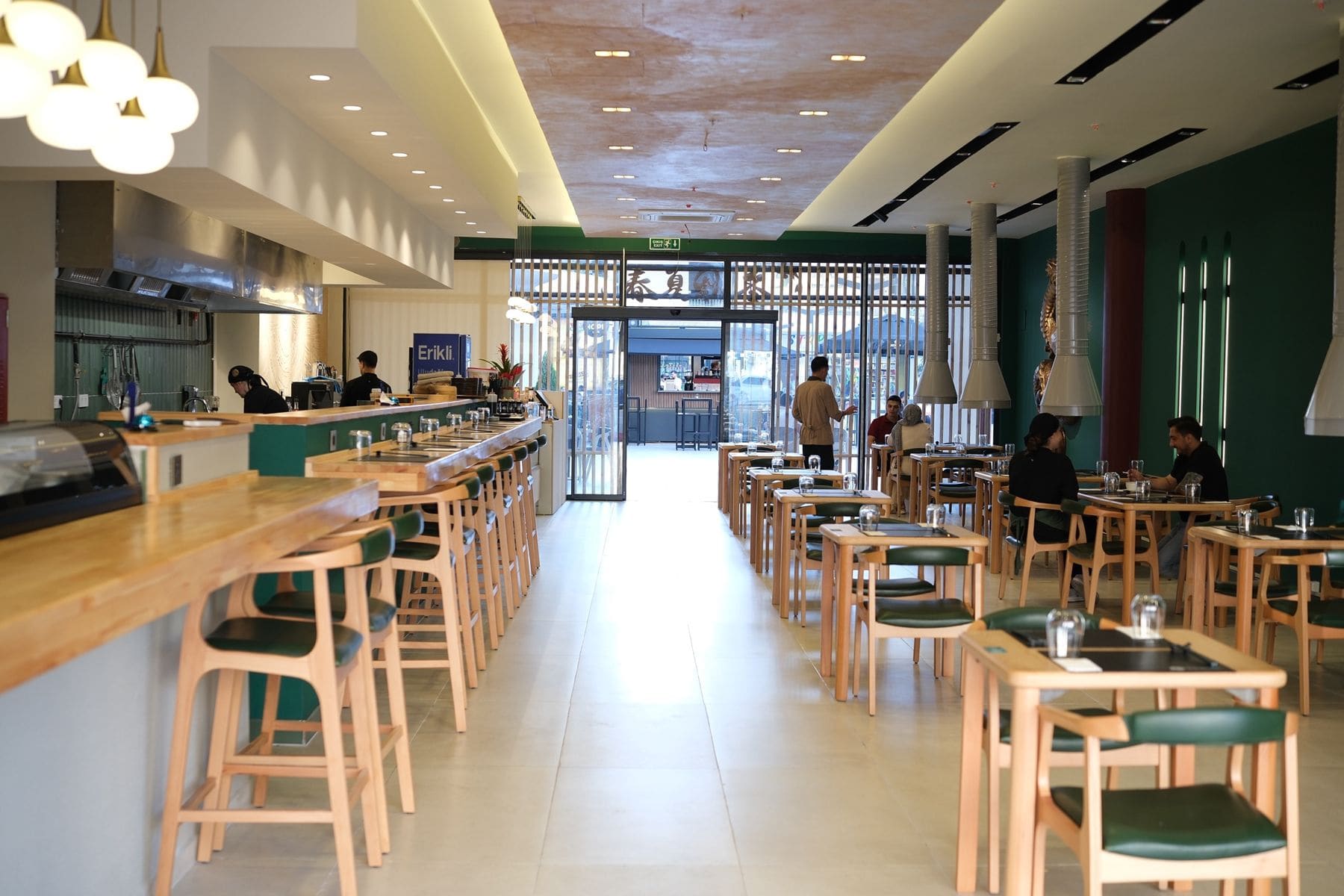 Sora Japanese Dining bar alanı