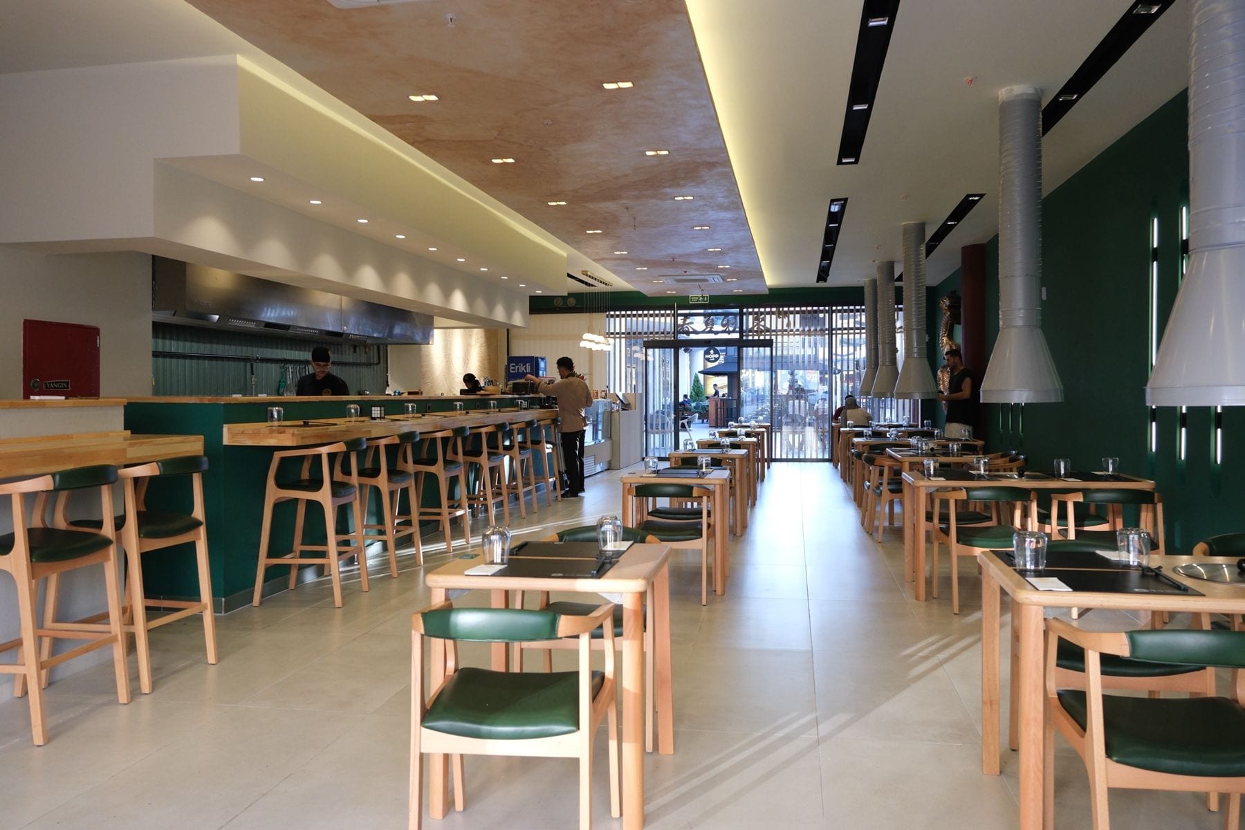 Sora Japanese Dining salonu: bar tezgahından girişe uzanan yemek alanı — Bursa Nilüfer Ataevler